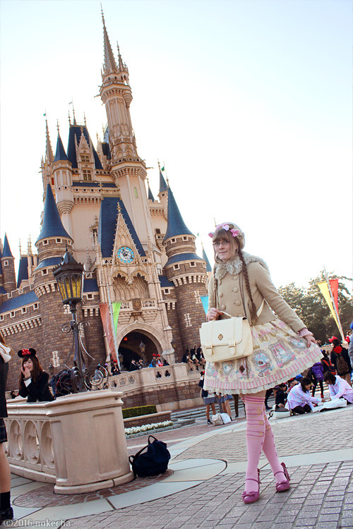 nokecha:Wonder Gallery for Tokyo DisneylandWonder gallery print has Alice in Wonderland theme so it 