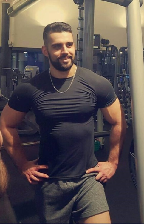 bzak-bzak: Mes mains sur ses pecs !!
