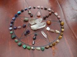 heathenhippy:  Crystal grid by Tansy of Kitchen