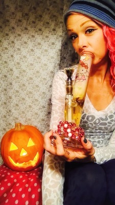 shelovesplants:  Rainy day bong rips ☔️💨🎃☔️💨🎃feeling like a day to get high and watch horror movies💀💨👻💀💨👻