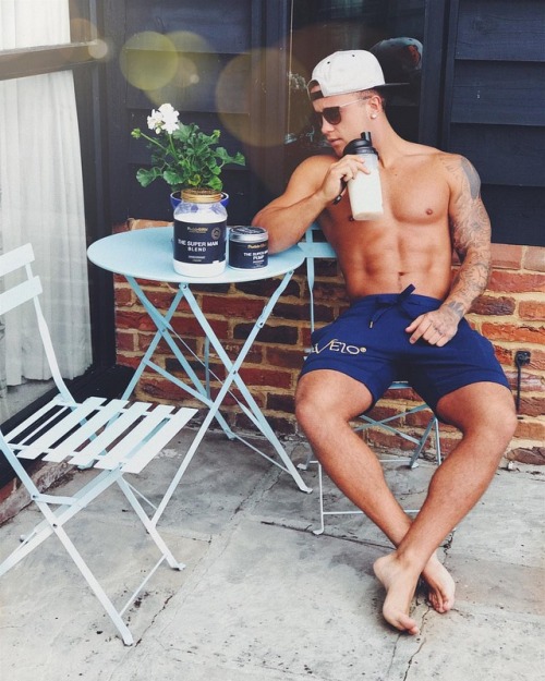 famous-male-feet: Sam Callahan  SingerMore of him shirtless…  .  More of him barefoot…  .