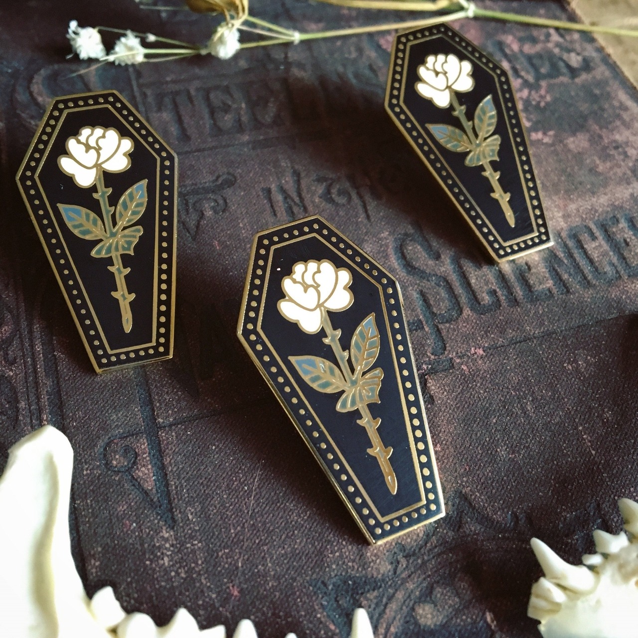 bucketofchum: lacrimasgonnabefree:  sosuperawesome:   Pins and Patches Miss Blackwater