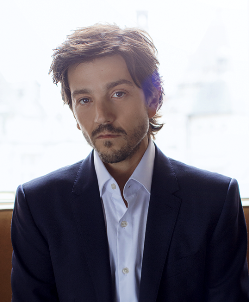 jynandor:Diego Luna photographed by Sarah Dunn, July 2016
