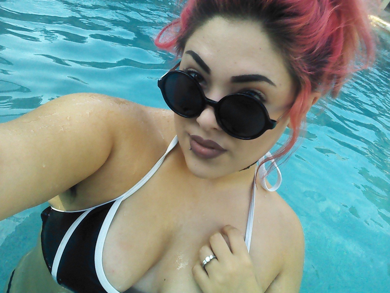 gh0ulcunt:  I’m happiest in the pool