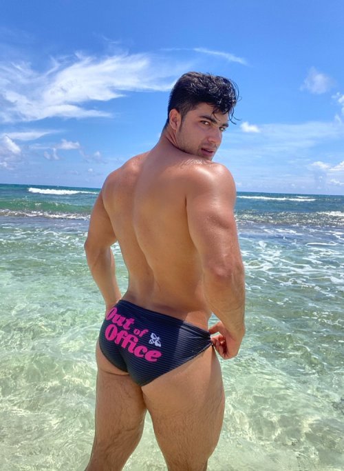 mmmancandy:  Beach days are so much fun with