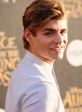 mydicktasteslikepepsi-cola:  Garrett Clayton attends the premiere of Disney’s ‘Alice