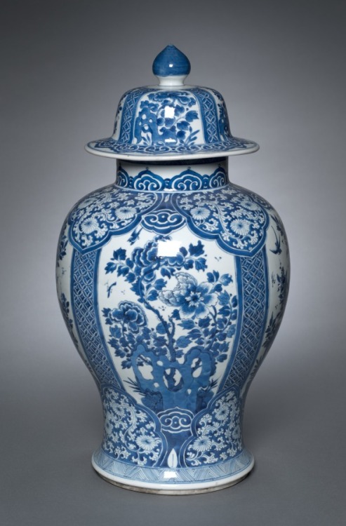 Vase with Cover, Qing dynasty (1644-1911), Kangxi reign (1661-1722), Cleveland Museum of Art: Chines