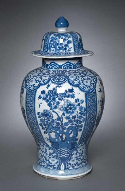 cma-chinese-art: Vase with Cover, Qing dynasty (1644-1911), Kangxi reign (1661-1722), Cleveland Muse