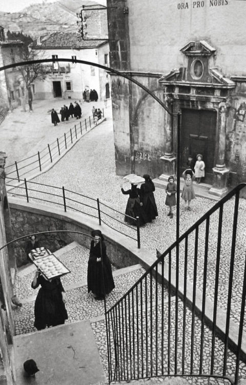 poetryconcrete: Aquila Degli Abruzzi, photography by Henri Cartier-Bresson, 1958, in Italy