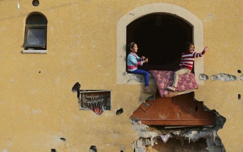 diaspora: salmafalasteen: Palestinian girls playing and laughing in their broken house during the wa