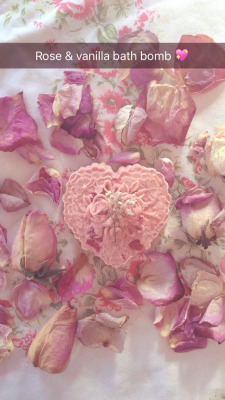 moonprincessjess:making pretty things 🌸