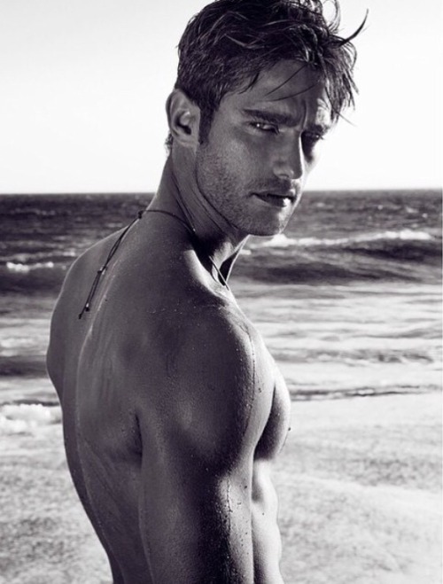 jezebelsboys:  💕JEZEBEL’S HUNK OF THE DAY💕  Love love love 😍😍   Instagram: Ricardo Baldin  Follow Me:JEZEBEL’S BOYS 💕