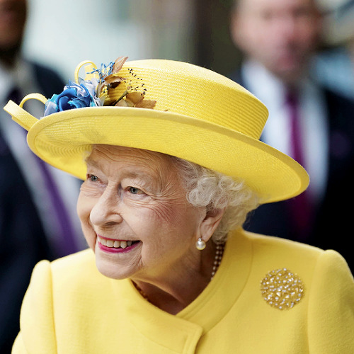 theroyalsandi: The Queen as she made a surprise visit to the Elizabeth Line at London’s Paddington S