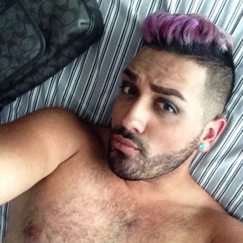 pandabearjayy:  I wanna take a nap.. But these roots need to be bleached 😴😒😐