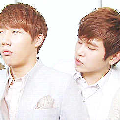 yuu-n:  hoya’s side job; creeping up behind sunggyu 