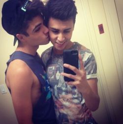 twoboysarebetter:  ohmygoshitstezeta:  Lets take a picture together. :D  http://twoboysarebetter.tumblr.com/ remember you are beautiful&lt;3 