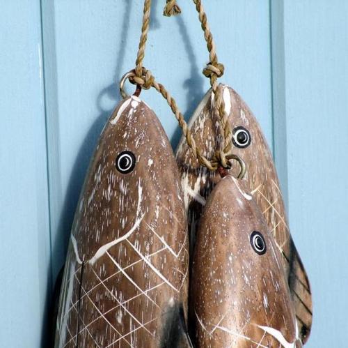 Fonte www.coastalhome.co.uk - Bunch of hand carved wooden fish.Posted tinamotta.tumblr.com