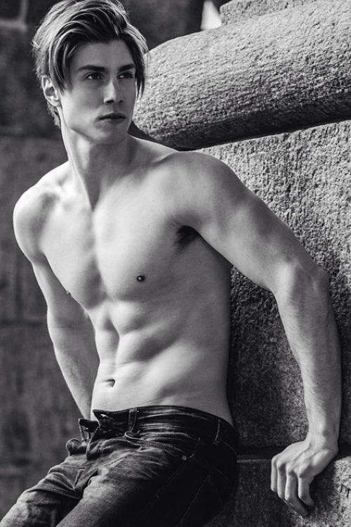 hotinjeans:  Dorian Reeves