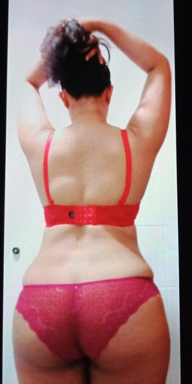 aisman7: Wifey posing for someone else…