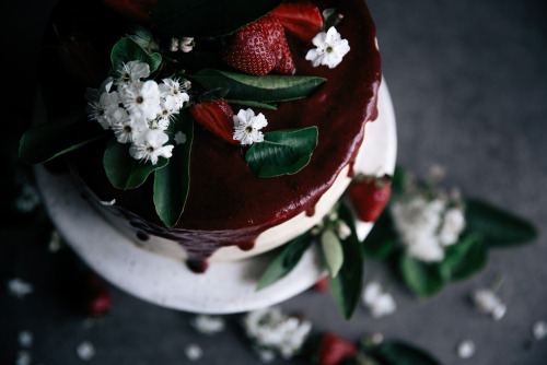 sweetoothgirl:Fresh Strawberry &amp; Vanilla Layer Cake