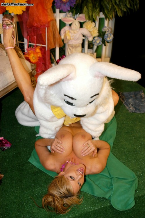 stevieman69:  Kelly madison gets more than an egg from the easter bunny 🐰 
