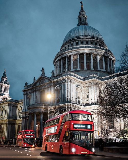 @MrLondon flying past #StPauls… he’s a beauty! ❤️ Glad you loved the iPhone trick! More to co