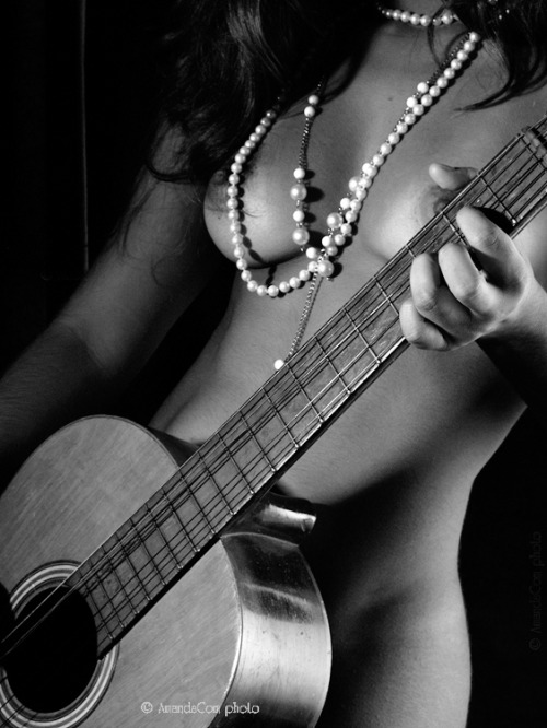 lady-venividivici:  Ziggy played guitar… 