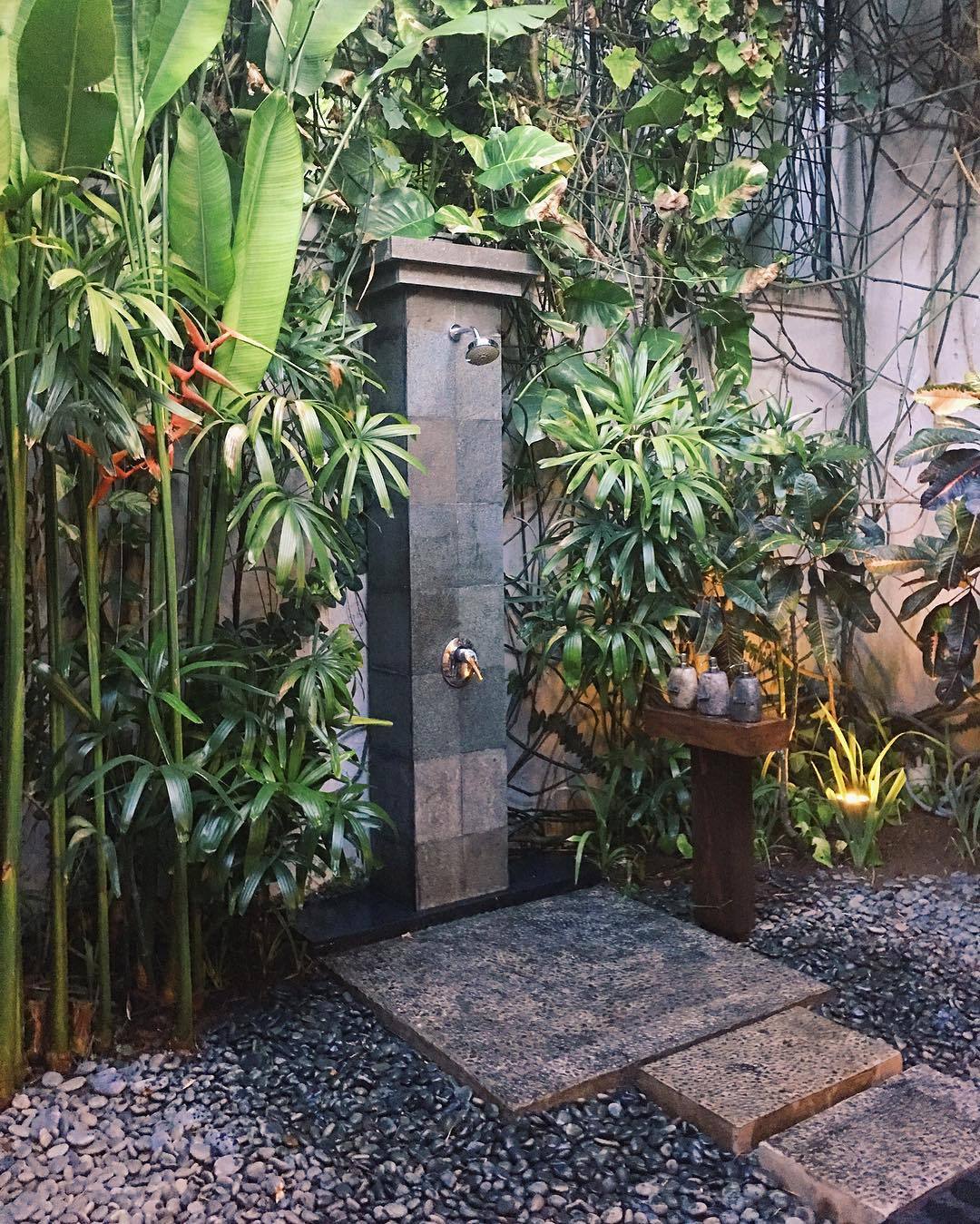 The dreamiest outdoor shower in this private villa 😍 I can&rsquo;t stop looking