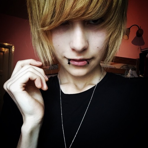 hawtsmexyboys: prince-helix: Felt like uploading these pics of me as Mello   (∩ ᵔ - ᵔ)⊃━☆ﾟ.*･｡ﾟ♥ Dai