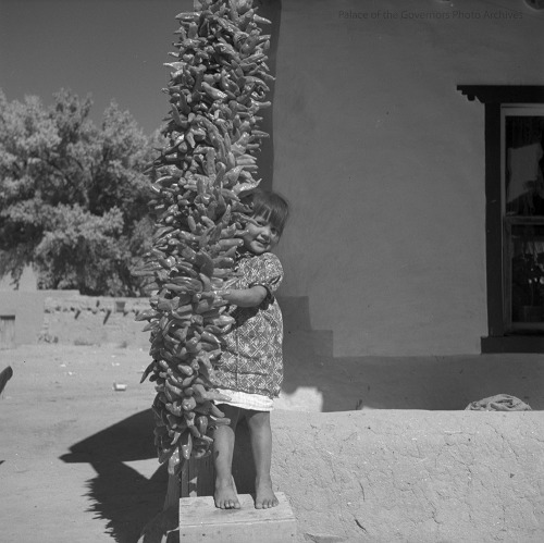 Marie Pena with chile, San Ildefonso Pueblo, New MexicoPhotographer: Harold KelloggDate: 1940Negativ