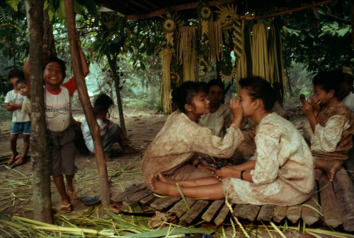 unrar:Carey Island. Bemboun village. Mah Meri girls get ready for dancing for tourists. Malaysia 199