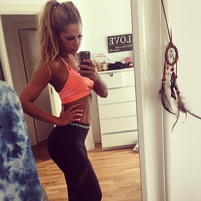 fitgymbabe:  Instagram: petrayelda Great Pic! - Check out more of her pics: petrayelda