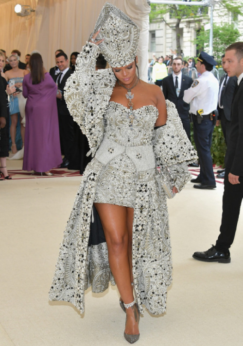 ruinedchildhood:Rihanna attends the Heavenly Bodies: Fashion & The Catholic Imagination Costume 