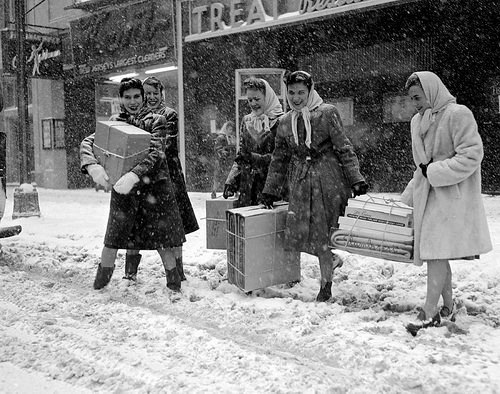 fuckyeahvintage-retro:    Christmas shopping in New York City, 1945-77 © NY Daily News  