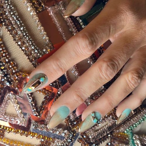 themakeupbrush:Blake Lively’s oxidized manicure from the 2022 Met Gala