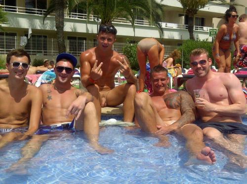 ...AND YET ANOTHER UNNECESSARY GAY NUDITY BLOG