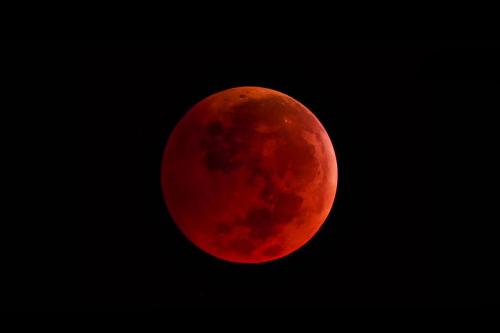 windoff: conflictingheart: This ‘supermoon’ total eclipse happened tonight. All I’m seeing are cl