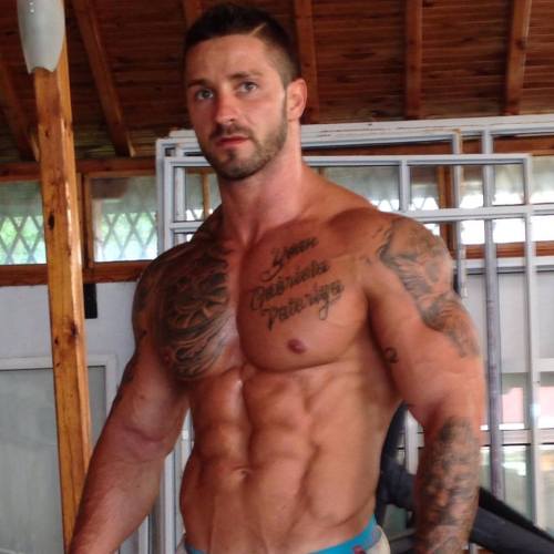 firtar: hairyblueyedhunk: musclehank: This man makes me want to rub my cock hard. Muscle Tight