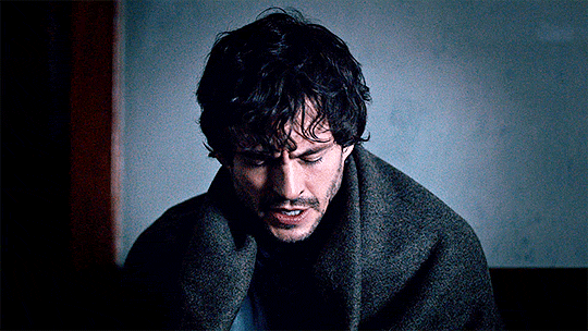 existingcharactersdiehorribly:  Will Graham wrapped in blankets. 