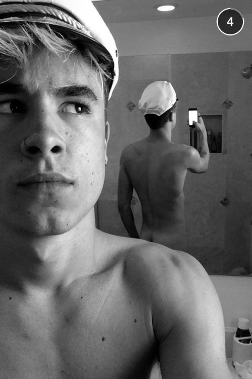 famous-male-celeb-naked:  Kian Lawley