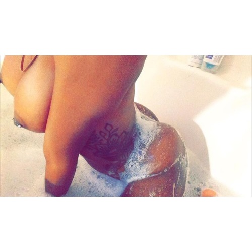 africantease: freakavee: Thick slim add my tumblr Follow my babe she trying get people for her snap