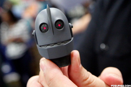 More pictures of the Iron Giant action figure, from Figures.com’s interview with Mondo CEO Jus