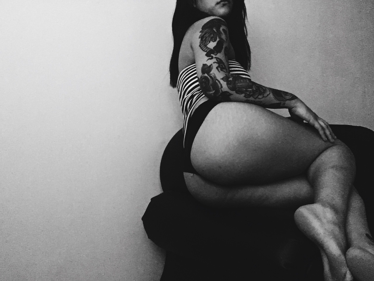 iamelil:  My bum looks cute in this photo 🤔🔪🌹