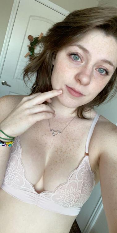 yesgingerfriend:  babes-with-freckles:Me in my favorite bra again. :) Feine Sommersprossen 😜. 