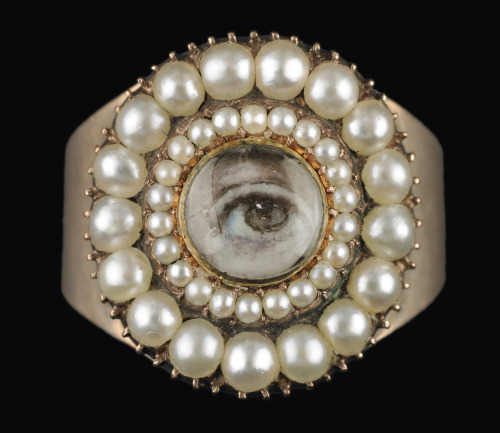 ephemeral-elegance:It’s FRIDAY FASHION FACT! Today we are discussing another very specific piece of 