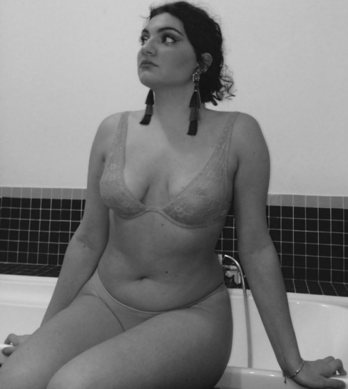 Porn photo ragazza-torrente: I’m fat but still cute