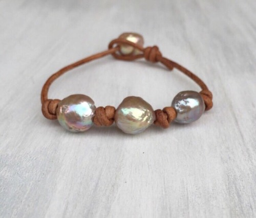 Leather pearl bracelet #bracelet #etsy #accessories #giftidea #handmade #mothersday #pearlbracelet #