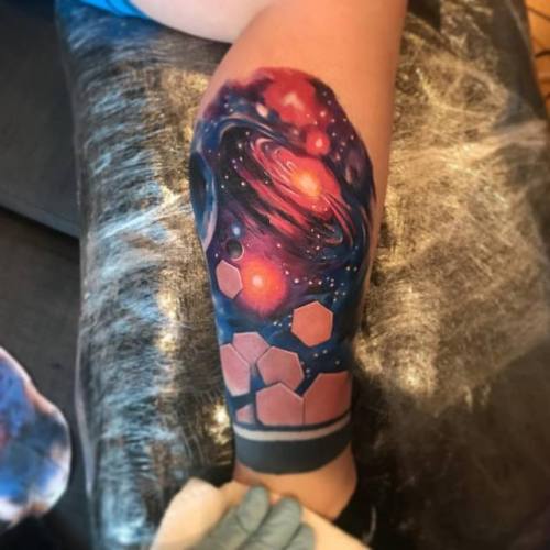 💀✖️tatuaje de galaxia realizado en una sesión, colores y hexágonos! Espero les guste, feliz inicio de semana, para agendar cita en españa 🇪🇸 escribir por DM!! Dejen su comentario 🤘🏼🤘🏼✖️💀 . . . . . . #tattoo #tatuaje