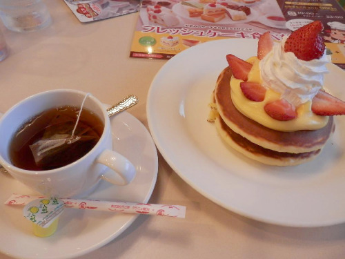 ichigoocakeu:  「ストロベリーホットケーキ」735円