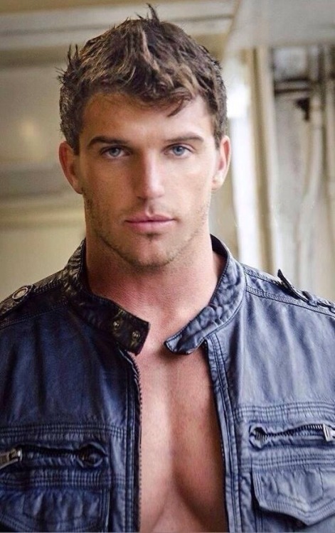 robster2469:  guytopia:  Follow Me: guytopia.tumblr.com   Thank you to my awesome Followers. More Hot Hunks added almost daily. www.robster2469.tumblr.com